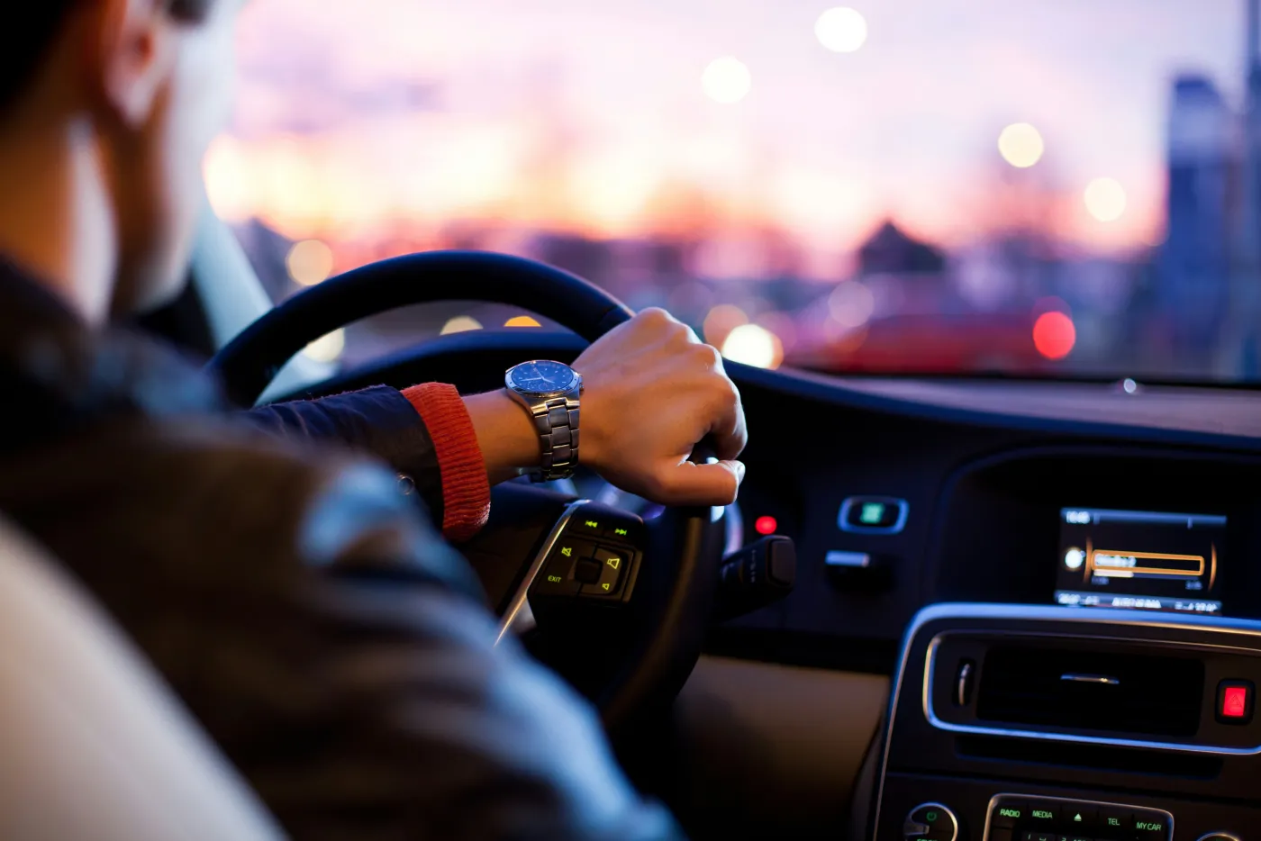 夕暮れの街を運転する様子